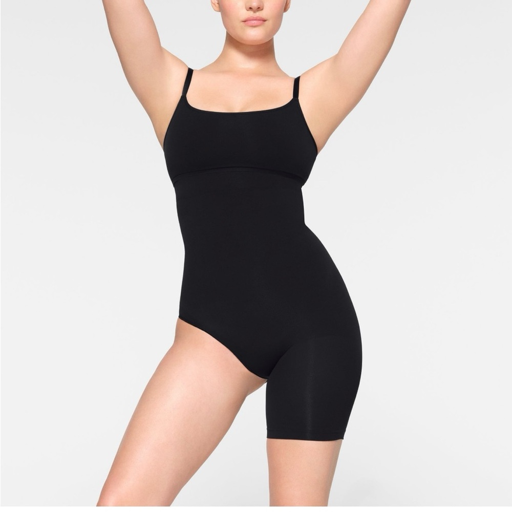 NWT XL SKIMS mid waist solution short right leg exposed in onyx